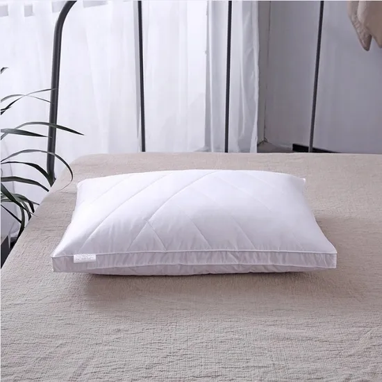 Mittelschweres Hotel-Nackenkissen aus Polyester mit individuellem Muster und gesteppter Daunenalternative